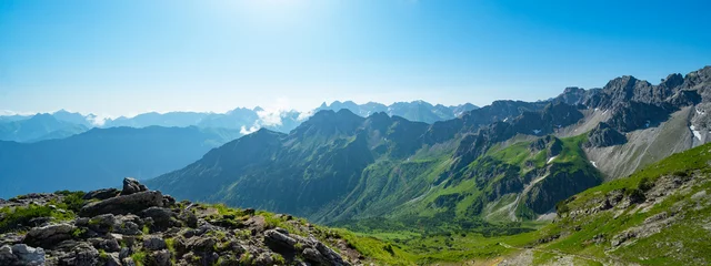 Foto op Plexiglas Kleinwalsertal Alpen bergen landschap panorama achtergrond - Bergpanorama in de zomer met blauwe lucht in Oostenrijk.. © Corri Seizinger