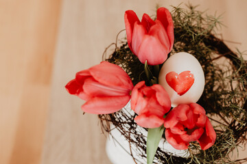 Ostern - pinkfarbene Tulpen in kleiner Vase mit Osterei 