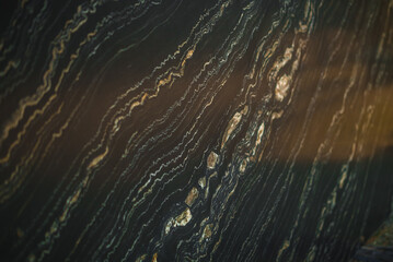 Marbre noir brillant lignes dorées, roche naturelle