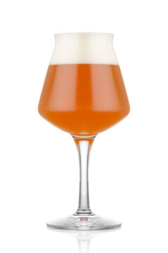 Ta&ccedil;a de cerveja TEKU isolado em fundo branco