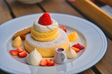 カフェでパンケーキを食べる