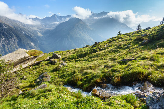 Gebirgsbach durch eine Alpenlandschaft in Tirol