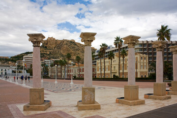 Fototapeta na wymiar View to the Santa Barbara Castle from the harbour of Alicante, Spain 
