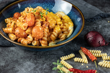 Nudeln mit Tomatensoße und Zutaten