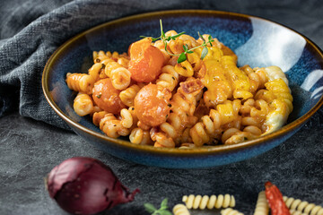 Nudeln mit Tomatensoße