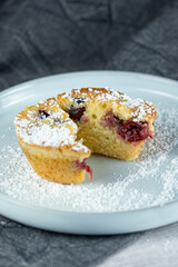 Muffins mit Kirschen und Puderzucker