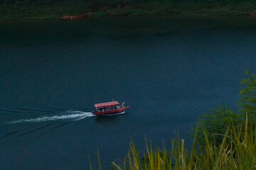 lancha roja navegando de noche