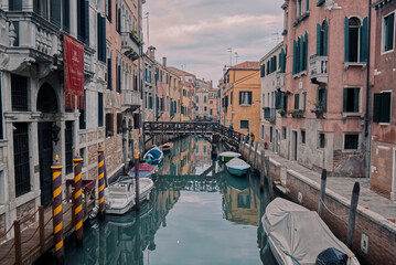 Fototapeta na wymiar Canal in Venice on cloudy day