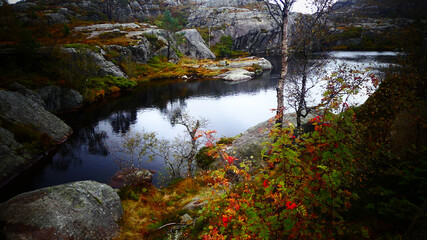 laghetto tra le rocce in norvegia
