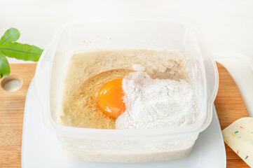 オートミールに卵とベーキングパウダーを入れる