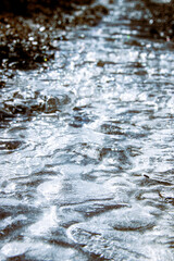 vereistes Wasser im Sonnenlicht