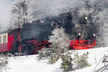 Alte historische Dampflok Lokomotive Zug mit viel Qualm Rauch im tiefen Schnee 