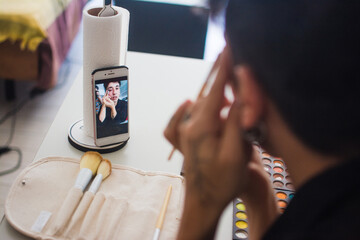 Resourceful hack for make up without mirror 