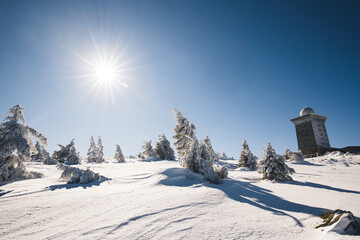 Schnee im Winter mit Sonnenschein auf dem Brocken in Deutschland mit Funkmast Antenne 