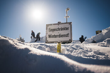 Eingeschränkter Winterdienst mit Schnee Schild in den Bergen in Deutschland 