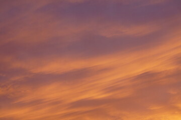 Reiner purer Himmel am Abend zur Zeit der untergehenden Sonne mit sehr schönen Wolken, orange,...