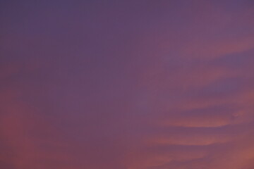 Obraz premium Reiner purer Himmel am Abend zur Zeit der untergehenden Sonne mit sehr schönen Wolken, orange, violett und blau