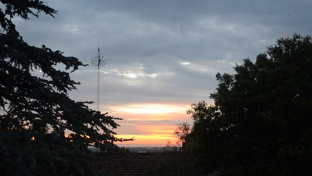 El atardecer y el vuelo de los p&aacute;jaros