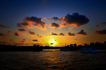 Fototapeta na wymiar İstarbul Galata Köprüsü and sunset over the sea.