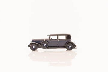 Véhicule miniature ancien cabriolet de couleurs bleu et noir.	
