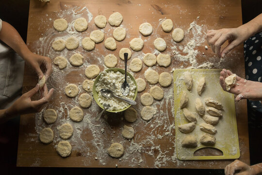 Hands culpt dumplings 