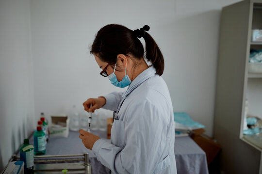 Female Chinese doctor prepares medicine at a hospital