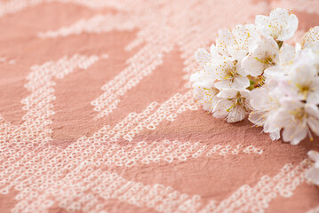 茶色の背景と桜の花