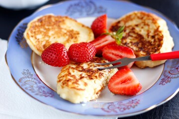 Closeup pancakes with strawberries food sweet sugar breakfast morning tasty pastry bakery nobody berry yummy berries delicious fork kitchen cafe plate
