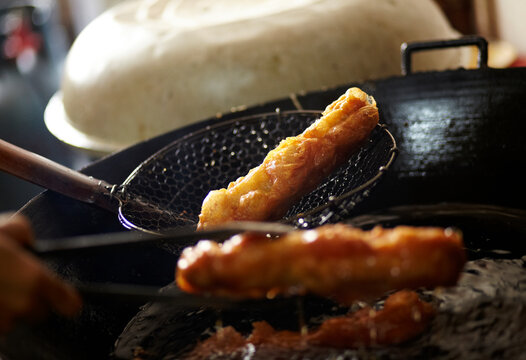 The making process of  loin rolls, deep frying
