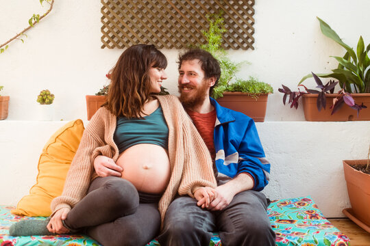 Smiling pregnant couple 