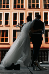 Obraz na płótnie Canvas bride and groom on the street