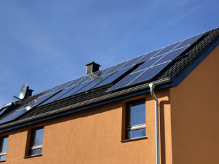 Solaranlage an einem Einfamilienhaus mit blauem Himmel in Bielefeld, Nordrhein-Westfalen,...