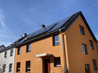 Solaranlage an einem Einfamilienhaus mit blauem Himmel in Bielefeld, Nordrhein-Westfalen, Deutschland	