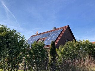Solaranlage an einem Einfamilienhaus mit blauem Himmel in Bielefeld, Nordrhein-Westfalen,...