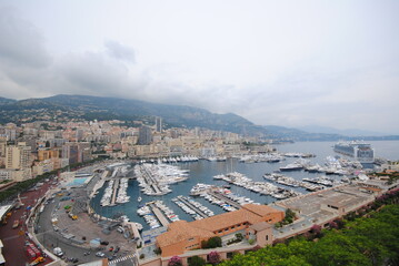 Obraz premium Busy port filled with yachts on a cloudy day