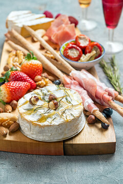 Baked Camambert with appetizers
