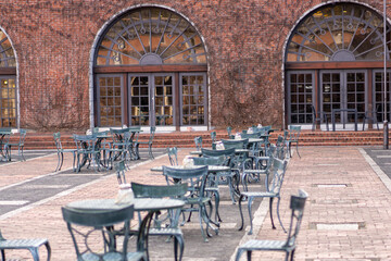 テーブルと椅子が置かれた広場