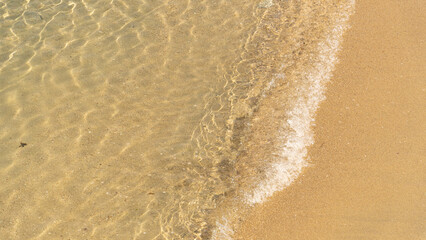 穏やかな昼間のきれいな海の波打ち際