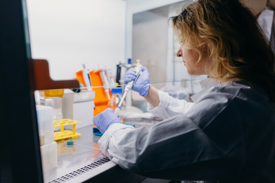 Scientist doing experiment with sample in laboratory