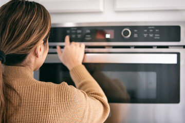 Kitchen: Setting Time On Microwave