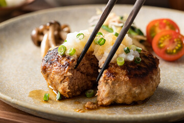 さっぱりとした味わいの、和風おろしハンバーグステーキ