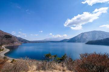 Fototapeta premium 山梨県の本栖湖と富士山