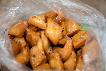 한국의 재래시장에서 판매하는 과자