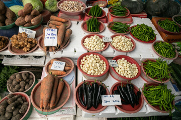 한국의 재래시장에서 판매하는 음식의 재료가 되는 여러가지 채소