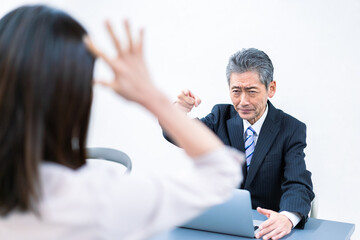 女性社員にパワハラをする上司