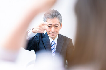 女性社員にパワハラをする上司