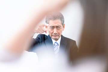 女性社員にパワハラをする上司
