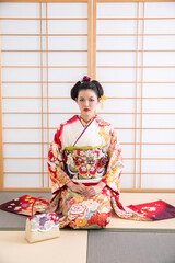 襖の前で正座する女性　Japan