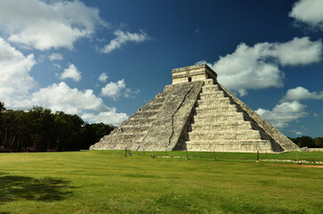 Mayan Pyramid of Kukulkan El Castillo in Chichen Itza, Mexico, Yucatan. World landmarks