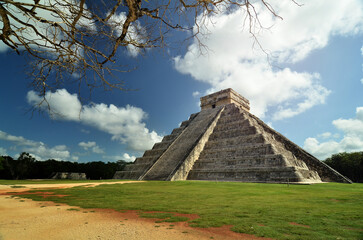 Mayan Pyramid of Kukulkan El Castillo in Chichen Itza, Mexico, Yucatan. Mexico landmarks, Mayan Temple 